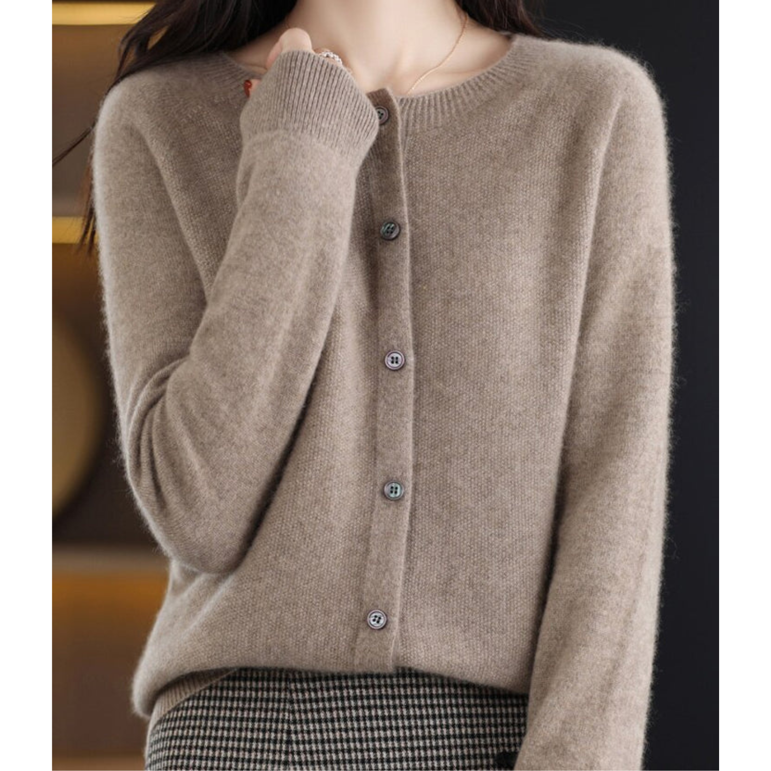 Pull en laine rose foncé Anna de Danoir Paris, pull élégant avec finition raffinée, porté sur un mannequin.