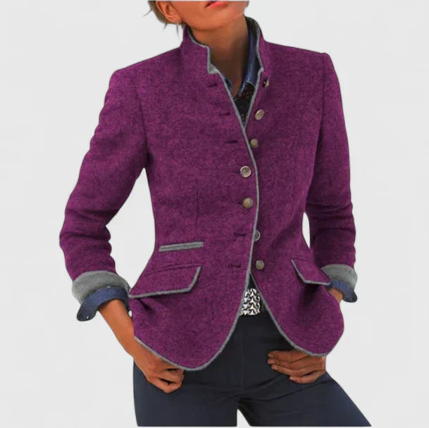 Blazer chic Danoir Paris Lina FR1024 en caramel, coupe polyvalente, en tissu élégant, porté avec manches longues et col classique.