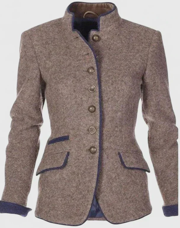 Blazer chic Danoir Paris Lina FR1024 en caramel, style polyvalent, avec col et boutons élégants, porté sur un mannequin.