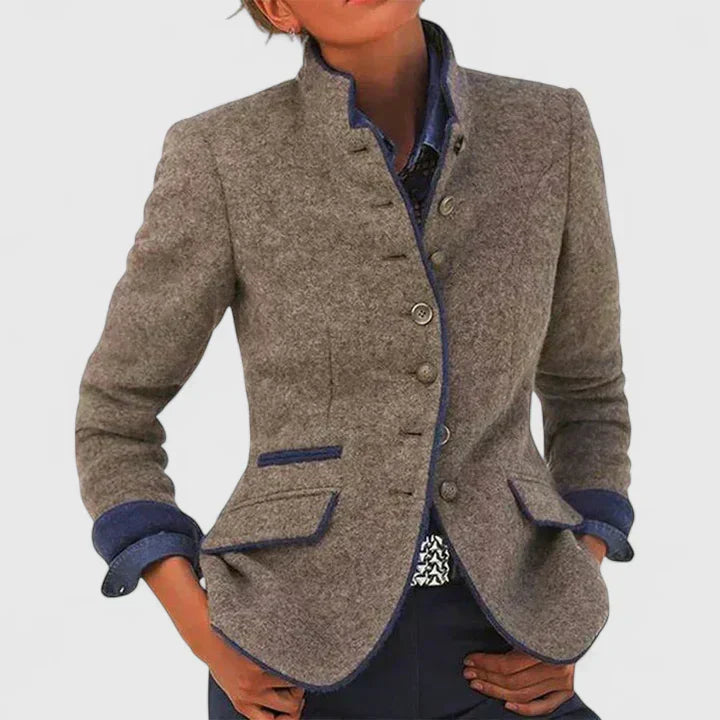 Blazer chic Danoir Paris Lina FR1024 en caramel, coupe élégante, porté avec manches longues et col en V.