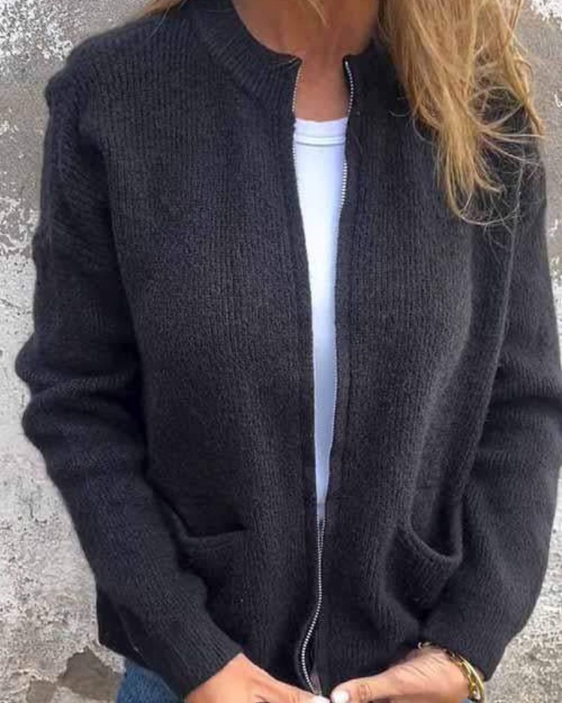 Gilet doux et pratique Danoir Paris Sophie en gris, taille XL, porté, montrant la texture confortable et le style décontracté.