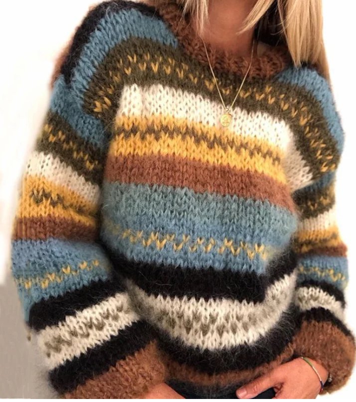 Pull tricoté Dahlberg Danoir Paris en bleu, confortable et chaud, porté sur un mannequin, détail du tissu doux et fin.