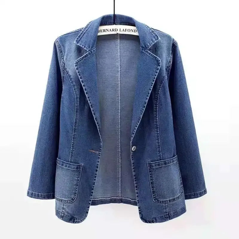 Veste en jean chic Eveline de Danoir Paris, coupe élégante avec détails modernes, portée sur un mannequin.
