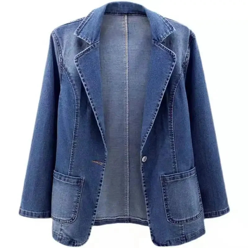 Veste en denim chic Eveline de Danoir Paris, coupe moderne, détail délavé et boutons en métal visible sur l'image.