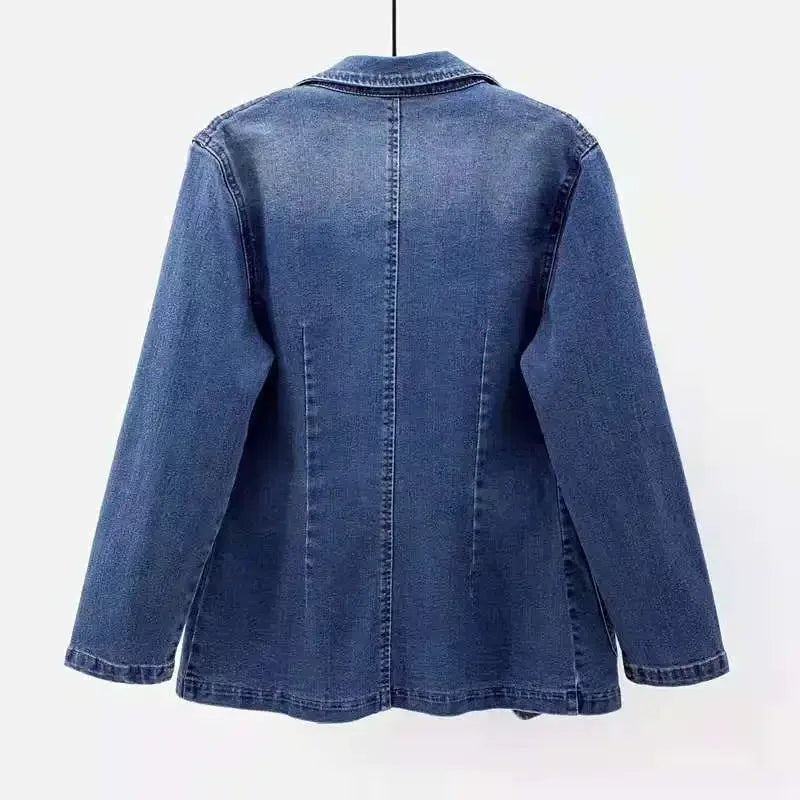 Veste en jean chic Eveline de Danoir Paris, coupe moderne avec détails élégants, portée sur un mannequin.