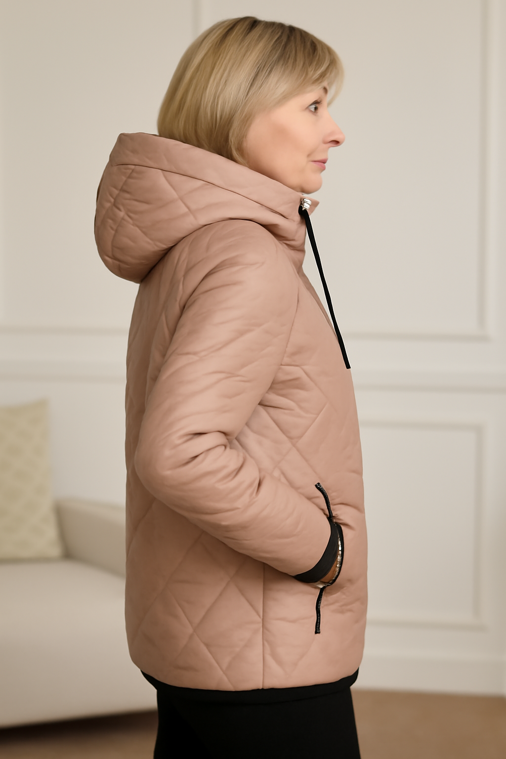 Veste matelassée élégante Danoir Paris Elena en rose, coupe ajustée et détails sophistiqués, idéale pour un style chic et chaud.