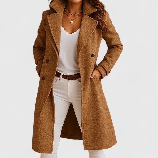 Manteau élégant et intemporel Rheya de Danoir Paris en noir, coupe sophistiquée, tissu chic, porté sur un mannequin.