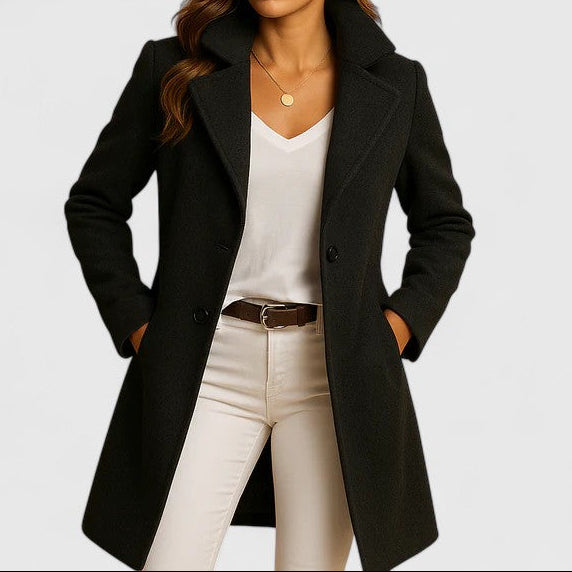 Manteau élégant et intemporel Rheya de Danoir Paris en noir, coupe sophistiquée et matière raffinée, porté sur un mannequin.