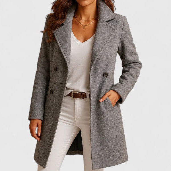 Manteau élégant intemporel Rheya de Danoir Paris en tissu noir, coupe sophistiquée, porté sur un mannequin.