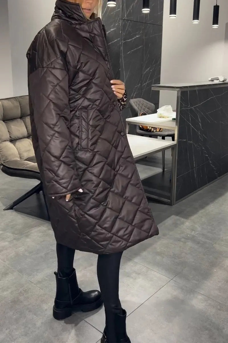 Manteau réversible chic Ofira de Danoir Paris, noir, avec détails élégants, porté par un mannequin.
