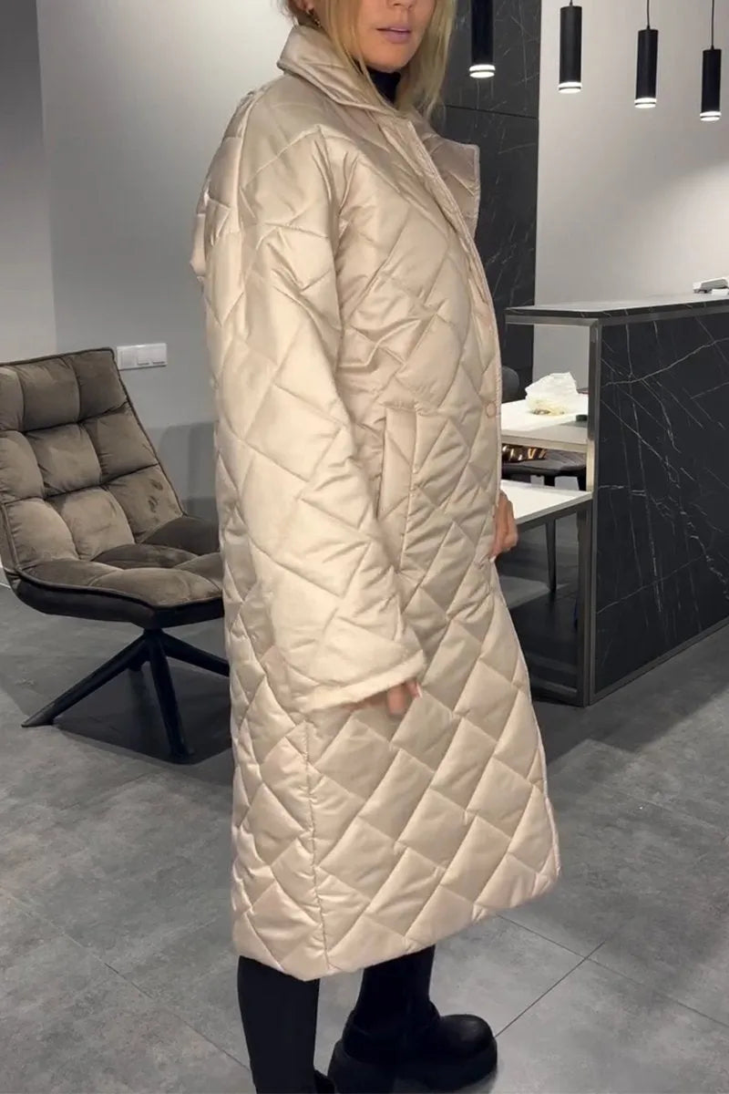Manteau réversible chic Ofira de Danoir Paris, en noir, avec détails élégants, porté de face.