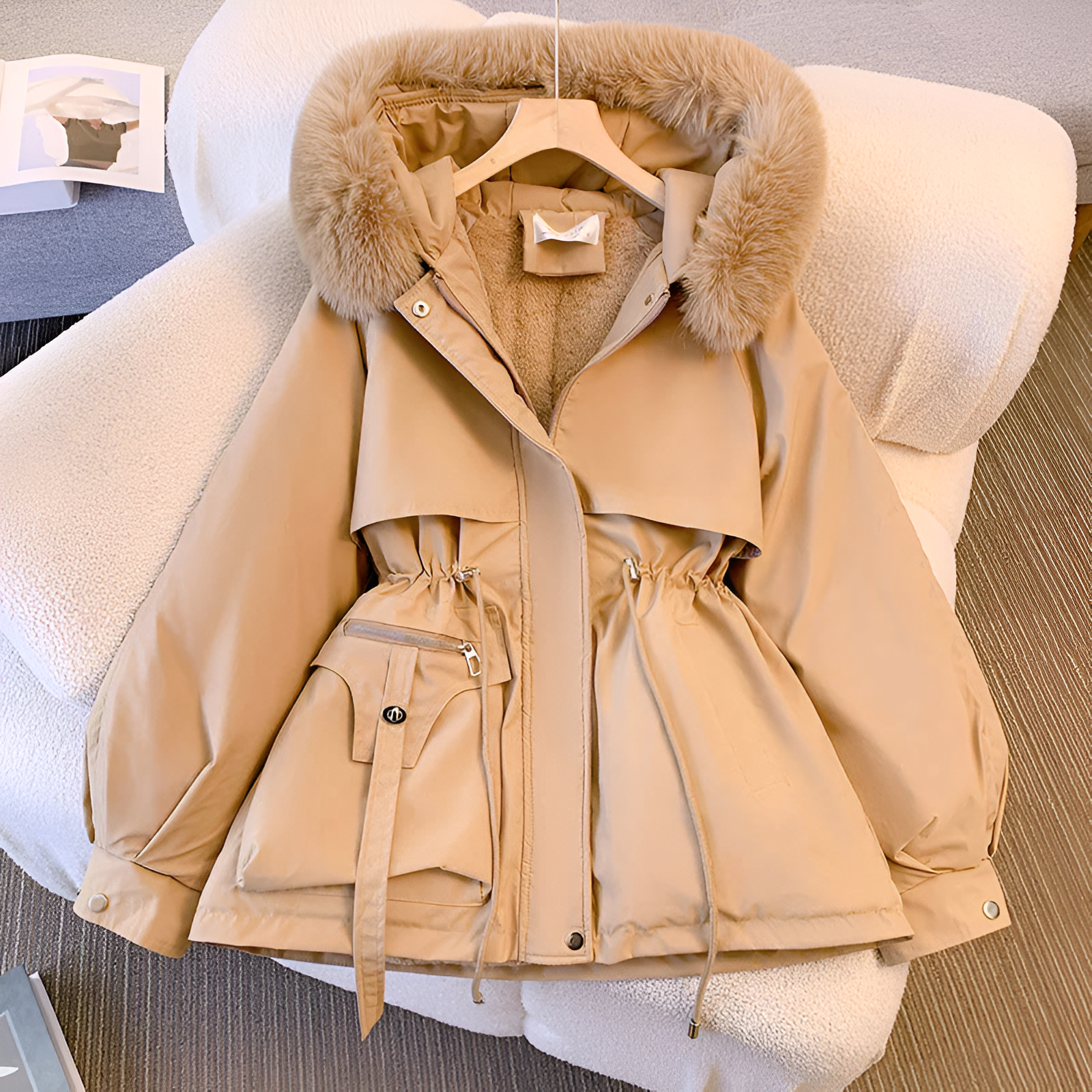 Manteau d'hiver élégant Laluna blanc Danoir Paris, taille XS, en tissu chaud et sophistiqué, porté sur un mannequin.