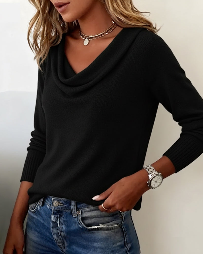 Pull uni confortable Danoir Paris Lina en gris clair, en tissu doux et léger, porté par un mannequin.