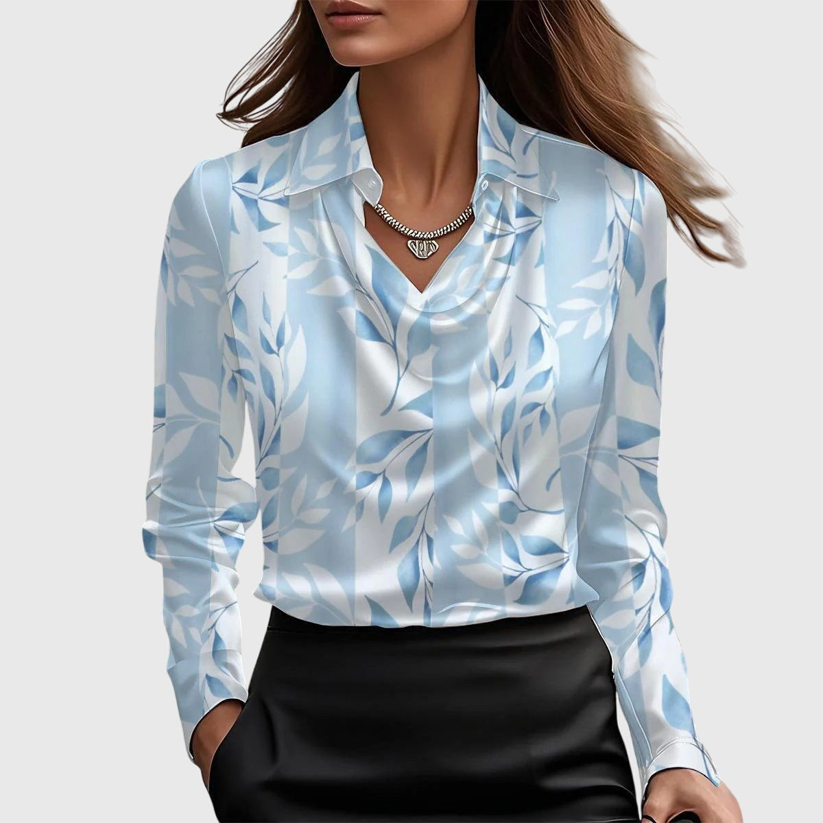 Blouse satinée élégante Brooklyn de Danoir Paris, coupe sophistiquée, texture luxueuse, portée simple et moderne.