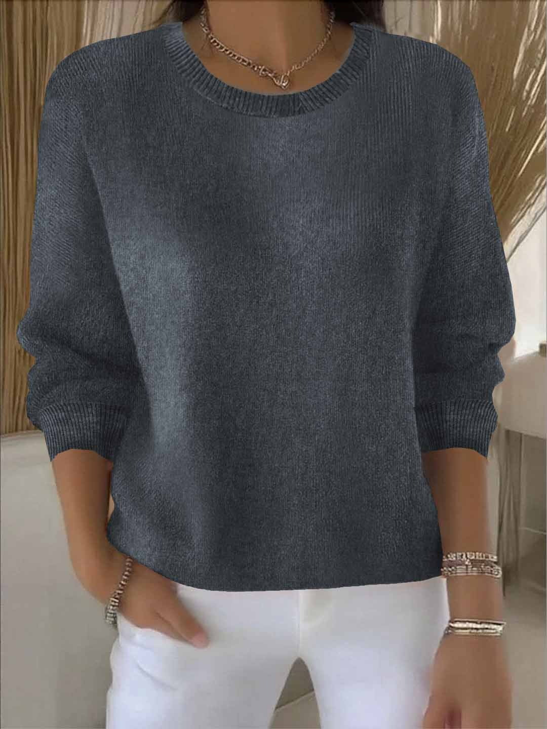 Pull blanc Danoir Paris Ely, élégant et confortable, porté avec col rond et manches longues, en tissu doux.