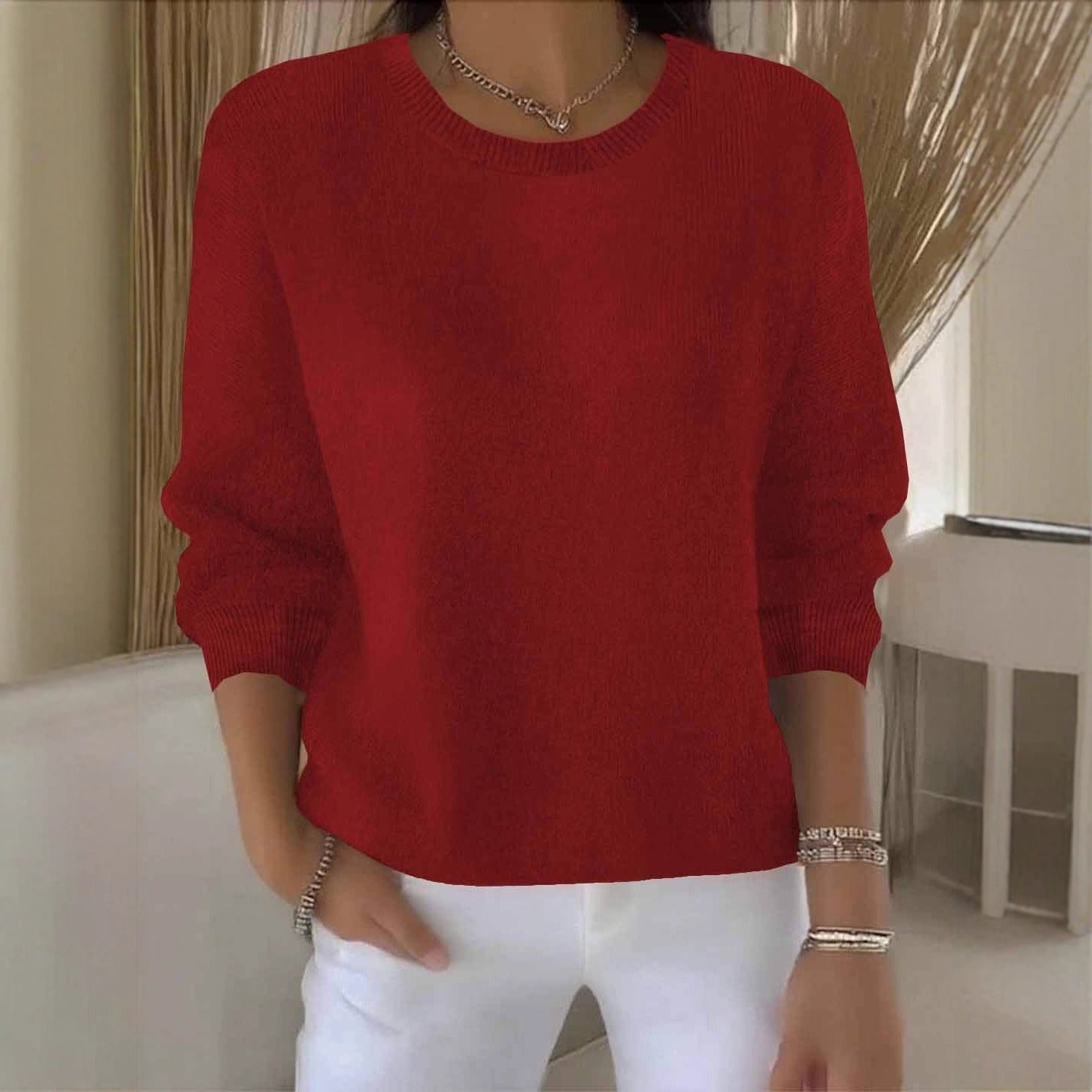 Pull blanc Danoir Paris Ely, élégant et confortable, en maille douce, porté sur un mannequin.