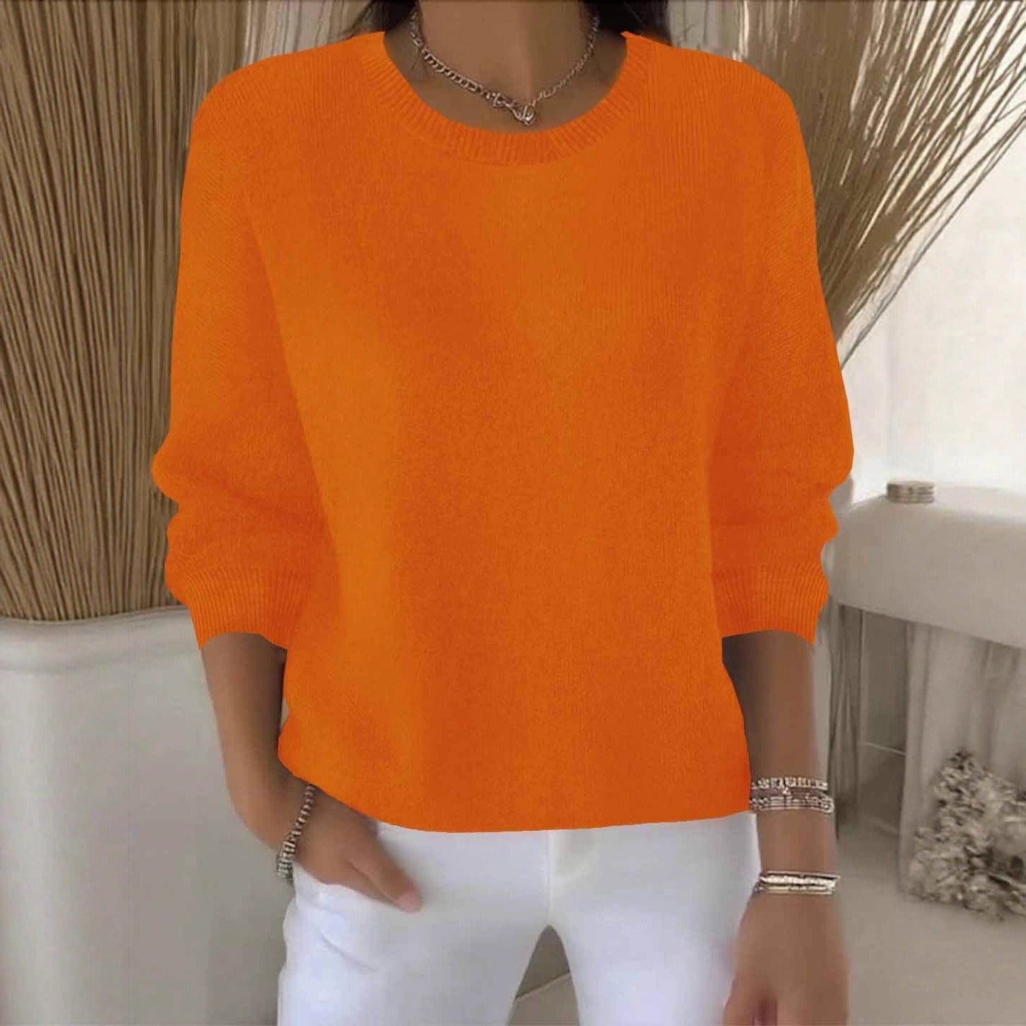 Pull blanc Danoir Paris Ely, élégant et confortable, porté sur mannequin avec col rond et manches longues.