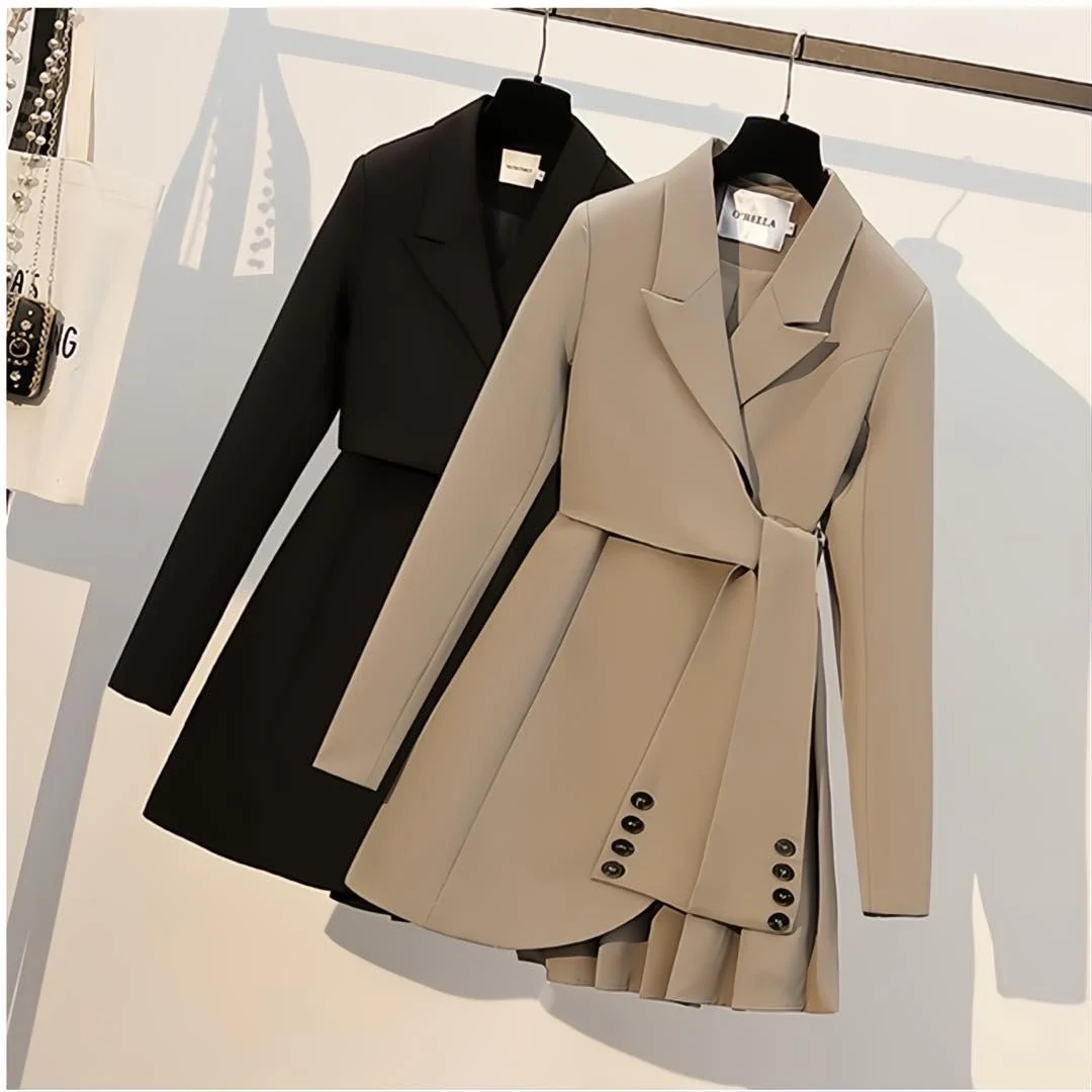 Manteau élégant d'hiver Natalia de Danoir Paris, coupe ajustée, noir, en tissu chaud, vue de face en taille XS.