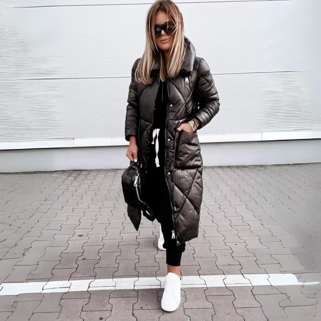 Manteau long noir Danoir Paris Élégance, chic et chaud, avec finition élégante et coupe sophistiquée.