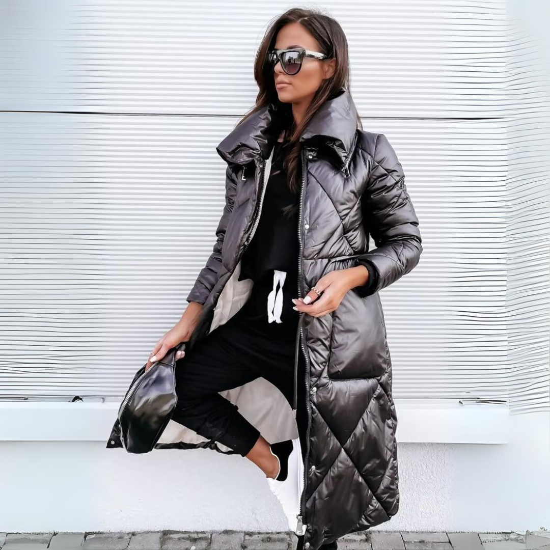 Manteau long chic et chaud Danoir Paris en noir, élégance et style, porté avec col et poches visibles.