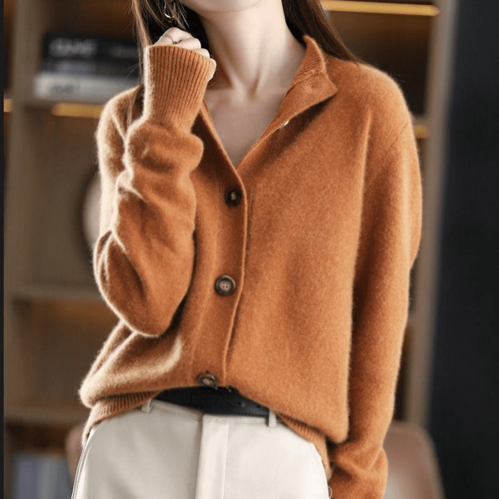 Gilet chic en cachemire beige de la marque Danoir Paris, modèle Maëlle, porté en taille XS, avec finition élégante.