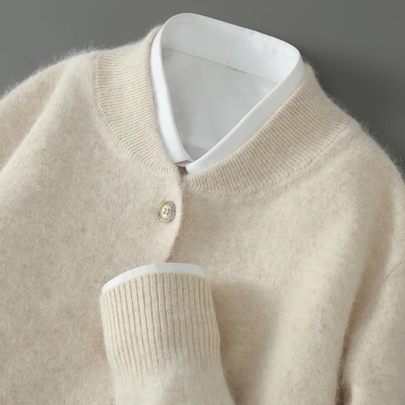 Cardigan élégant en cachemire beige Colby de Danoir Paris, coupe classique, doux et confortable pour un style chic.