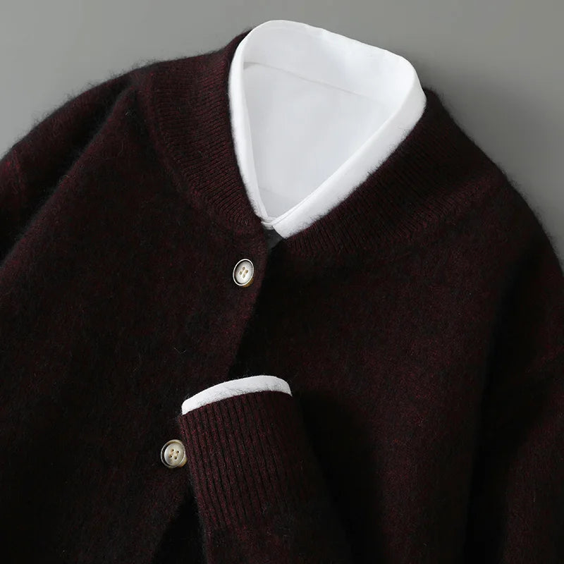 Cardigan élégant en cachemire beige Colby de Danoir Paris, col en V et manches longues, tissu doux et sophistiqué.