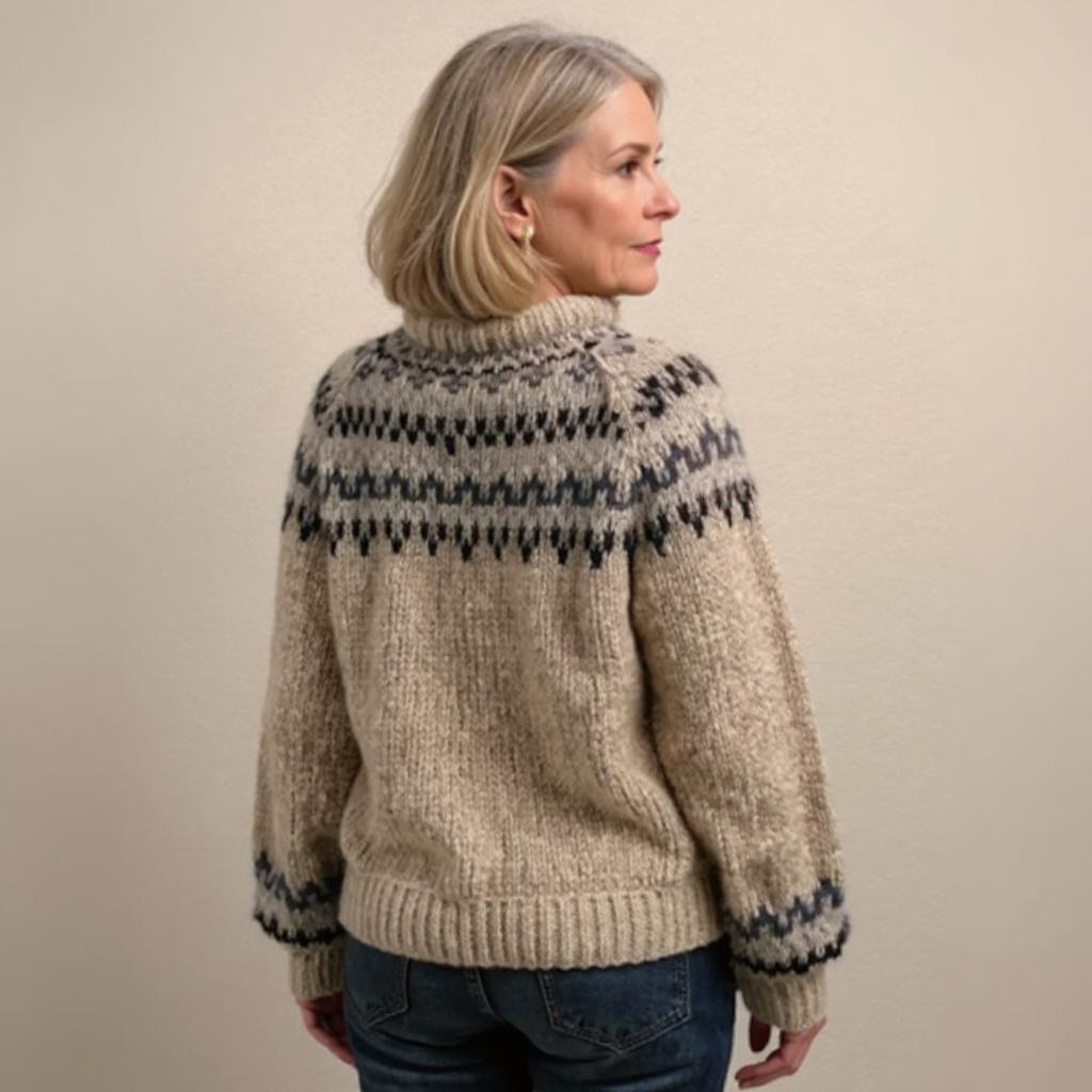 Pull islandais vintage fait main Ashley de Danoir Paris, en laine bleue avec motifs traditionnels, porté sur mannequin.