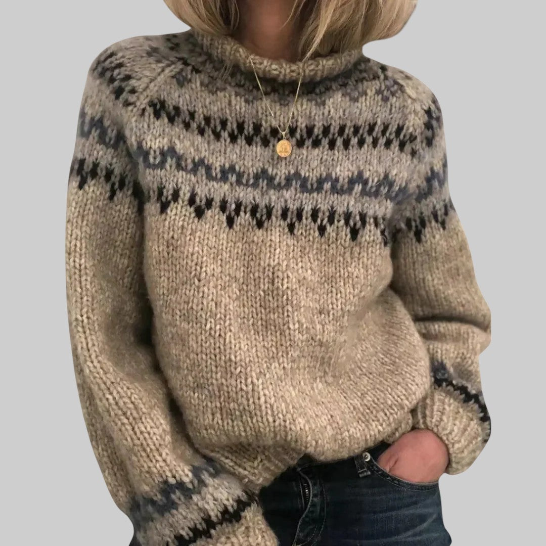 Pull islandais vintage fait main Ashley de Danoir Paris, en laine bleue, avec motifs traditionnels, porté sur mannequin.