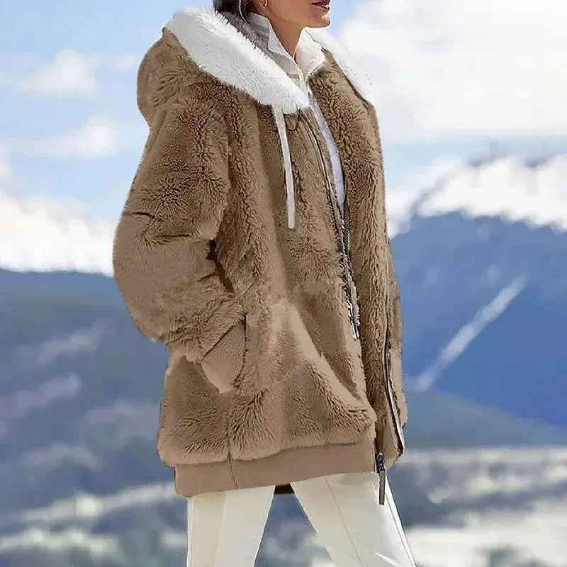 Veste d'hiver élégante Valorine de Danoir Paris avec rayures bleues, tissu chaud et coupe sophistiquée, pour femmes.