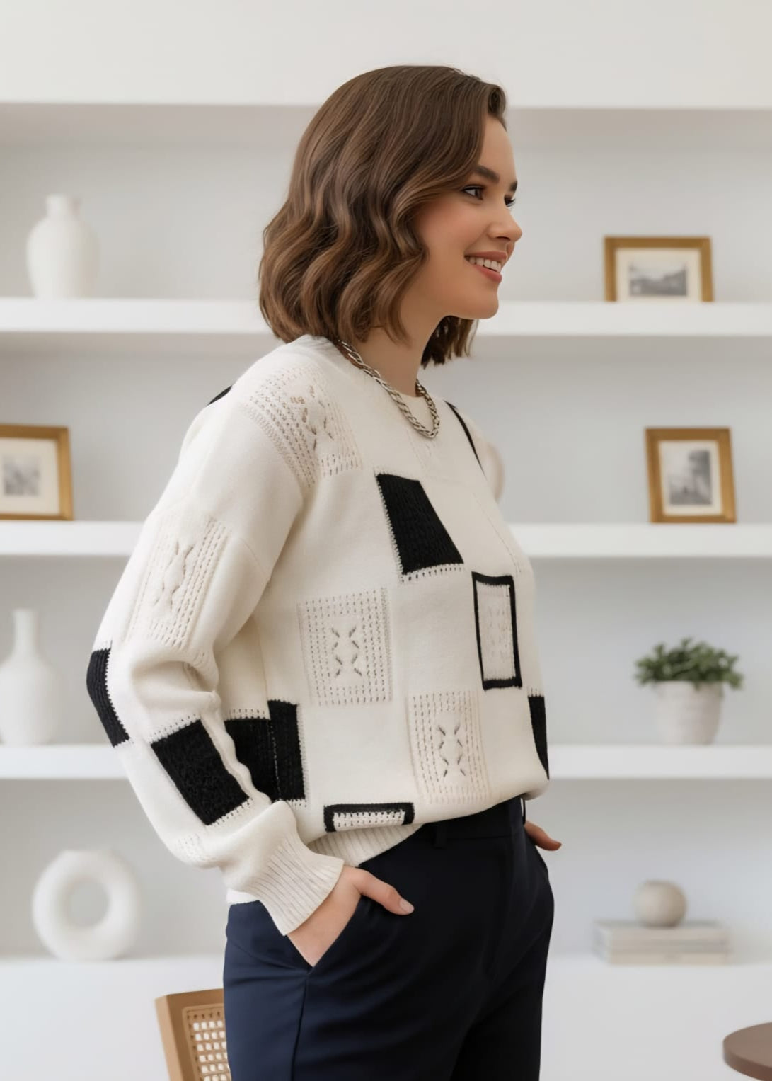 Pull rétro chic blanc Roby de Danoir Paris, col rond et style élégant, visible sur l'image.