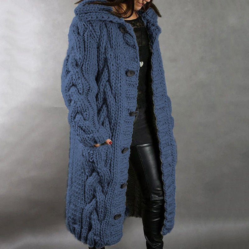 Manteau élégant et confortable Karina de Danoir Paris, en tissu bleu, porté par un mannequin.