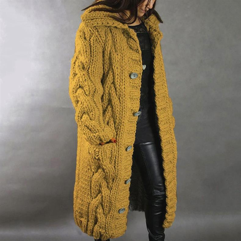 Manteau élégant et confortable Karina de Danoir Paris en tissu bleu, porté par un mannequin, style sophistiqué et chic.