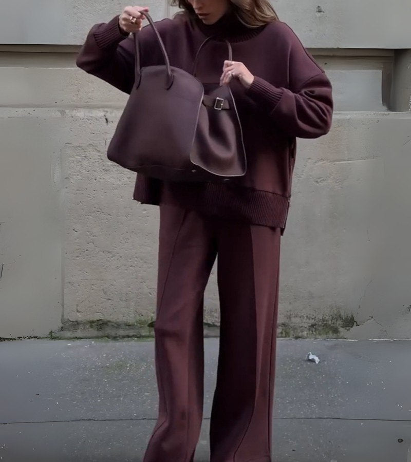 Ensemble Eva doux et élégant de Danoir Paris, veste rouge et pantalon assorti, porté sur un mannequin.