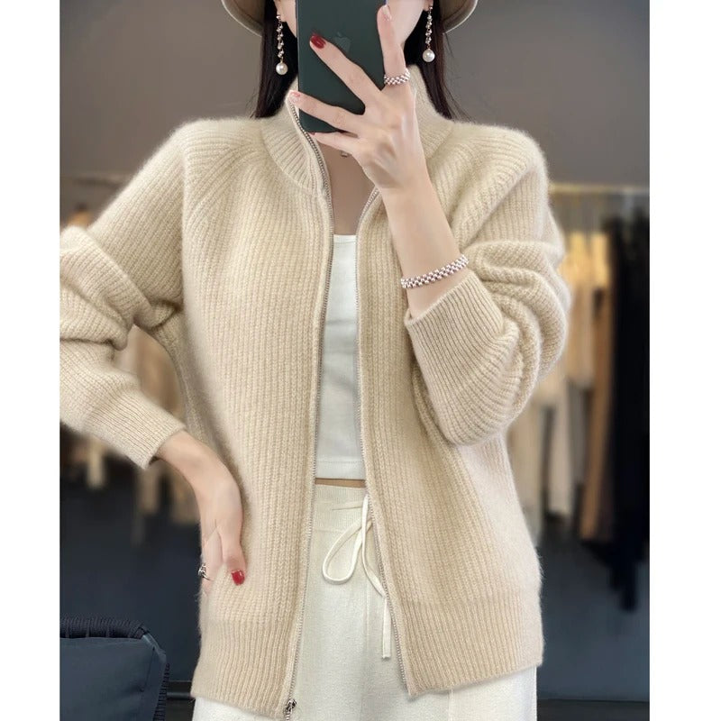 Cardigan zippé sophistiqué Danoir Paris Vienne en marron clair, tissu doux et élégant pour un style chic et confortable.