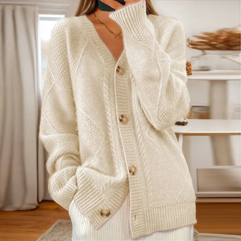 Cardigan féminin Éloise de Danoir Paris, confortable, beige, en maille douce, porté sur un modèle, style décontracté et élégant.