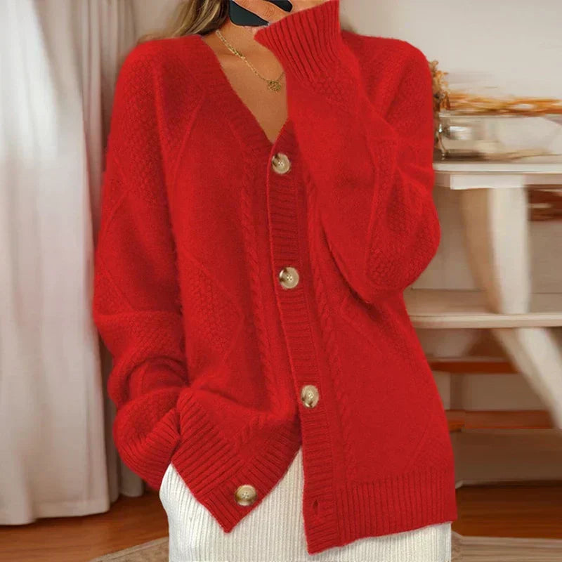 Cardigan féminin Éloise de Danoir Paris, confortable, beige, en tissu doux, porté avec manches longues et coupe élégante.