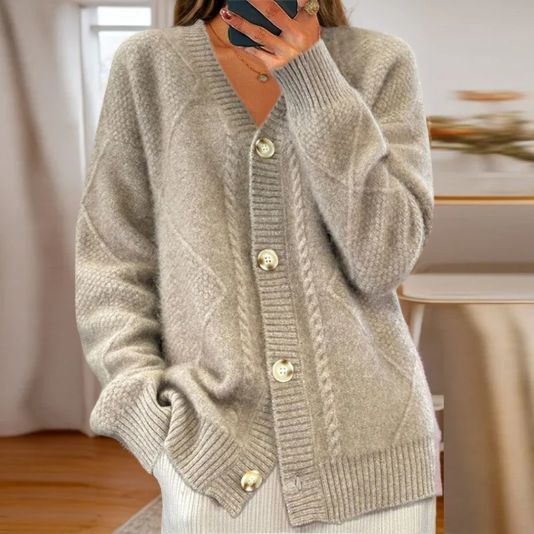 Cardigan féminin Éloise de Danoir Paris, confortable, beige, en tricot doux, porté par une femme.