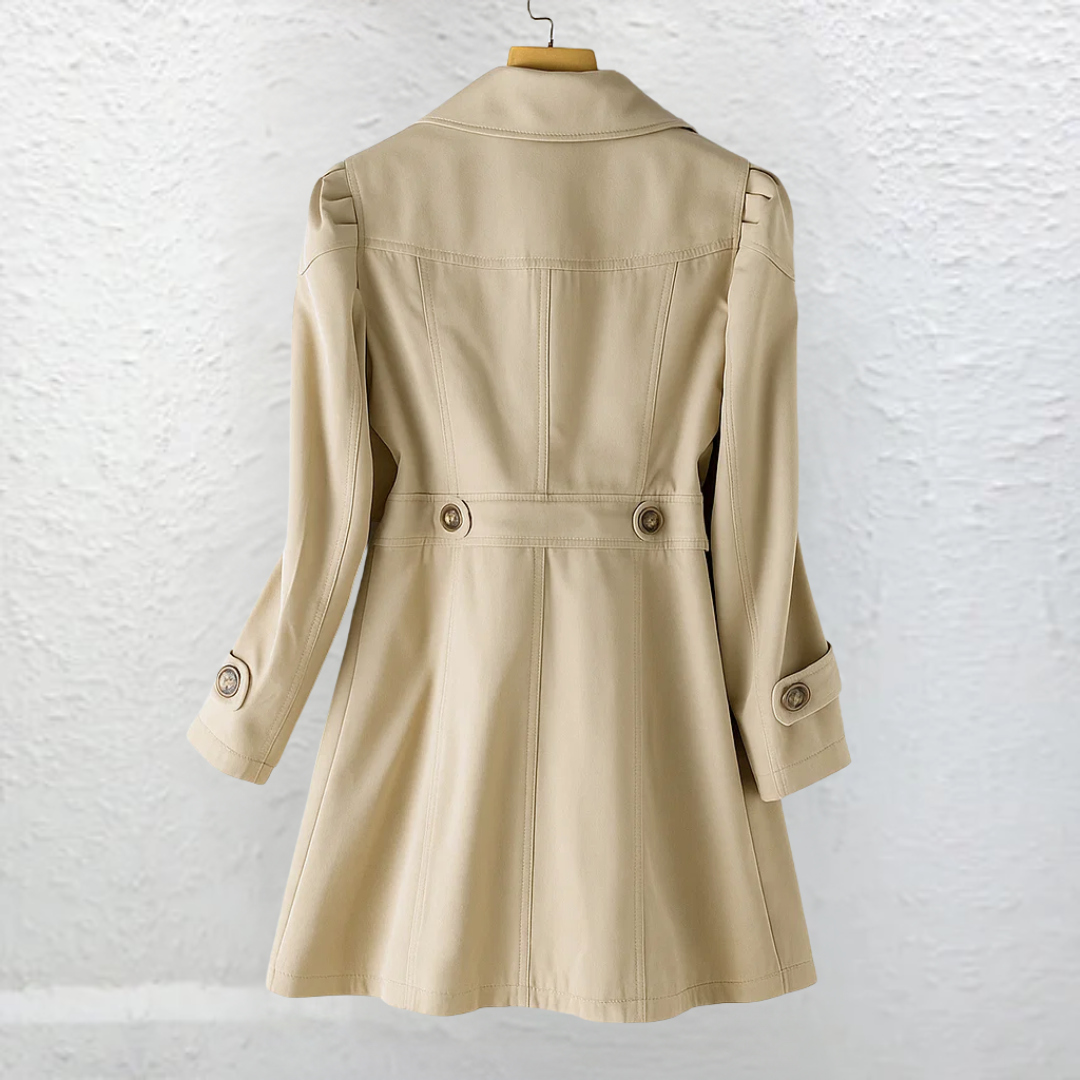Manteau trench élégant Danoir Paris Veyressa en beige, coupe sophistiquée, tissu léger, porté sur un mannequin.