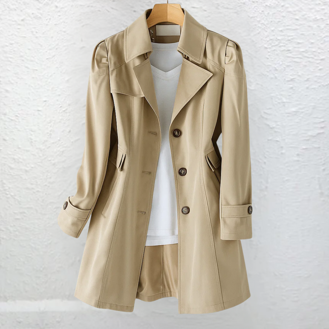 Manteau trench élégant Danoir Paris Veyressa en beige, coupe classique, tissu léger, porté sur une mannequin.