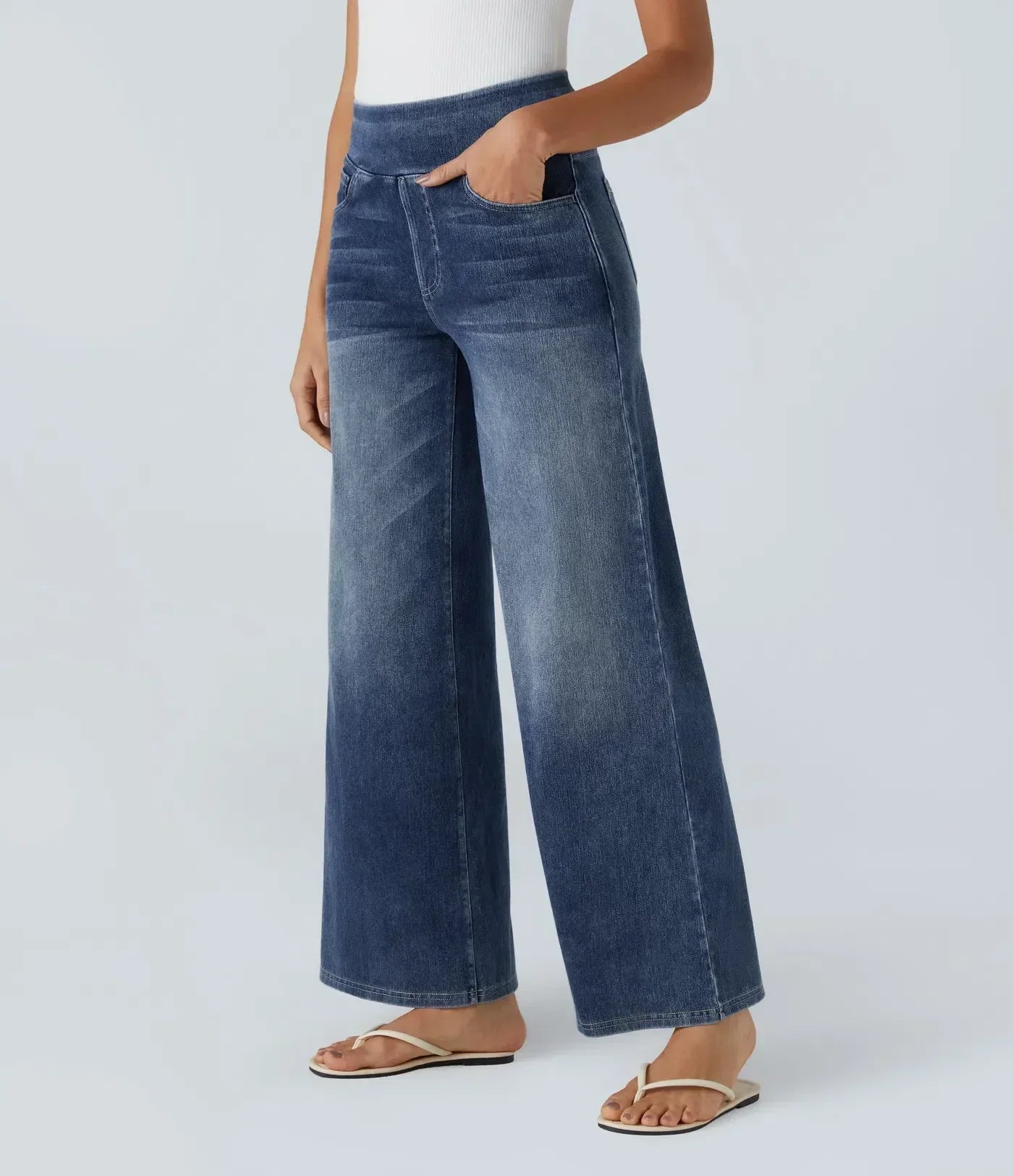 Pantalon Danoir Paris Eva en bleu foncé, modèle FR1106, confort élégant, vue de face sur le pantalon en tissu fluide.