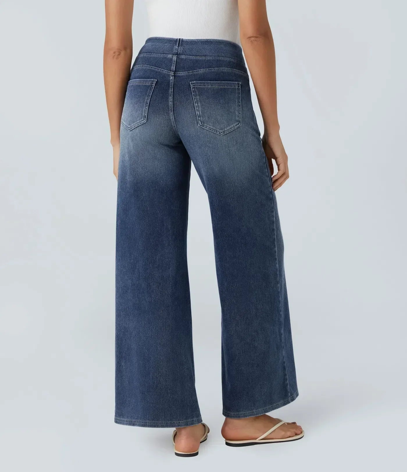 Pantalon confort élégant Eva de Danoir Paris en tissu bleu foncé, coupe ajustée, style sophistiqué pour femmes.