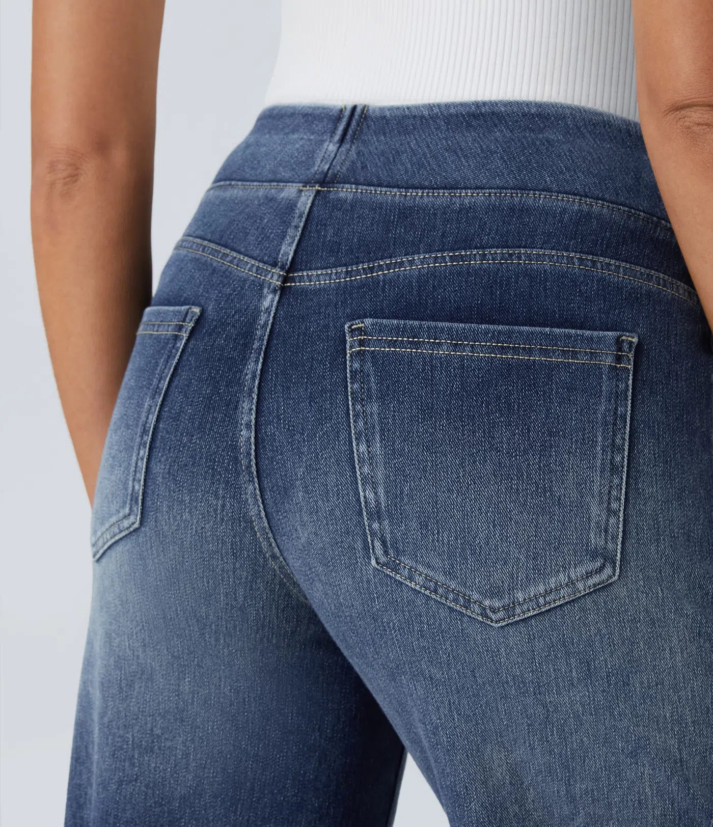 Pantalon confort élégant Eva de Danoir Paris en tissu bleu foncé, style moderne et silhouette raffinée.