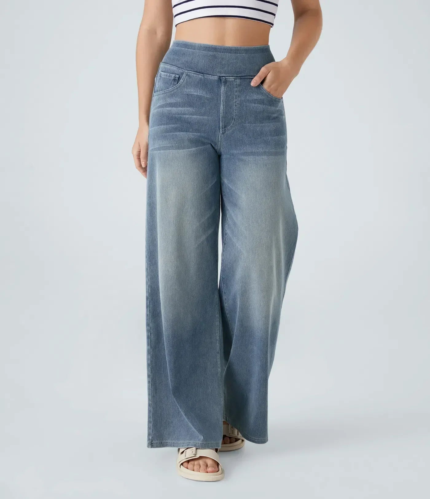 Pantalon Confort Élégant Eva de Danoir Paris en tissu bleu foncé, style moderne et confortable pour femme.