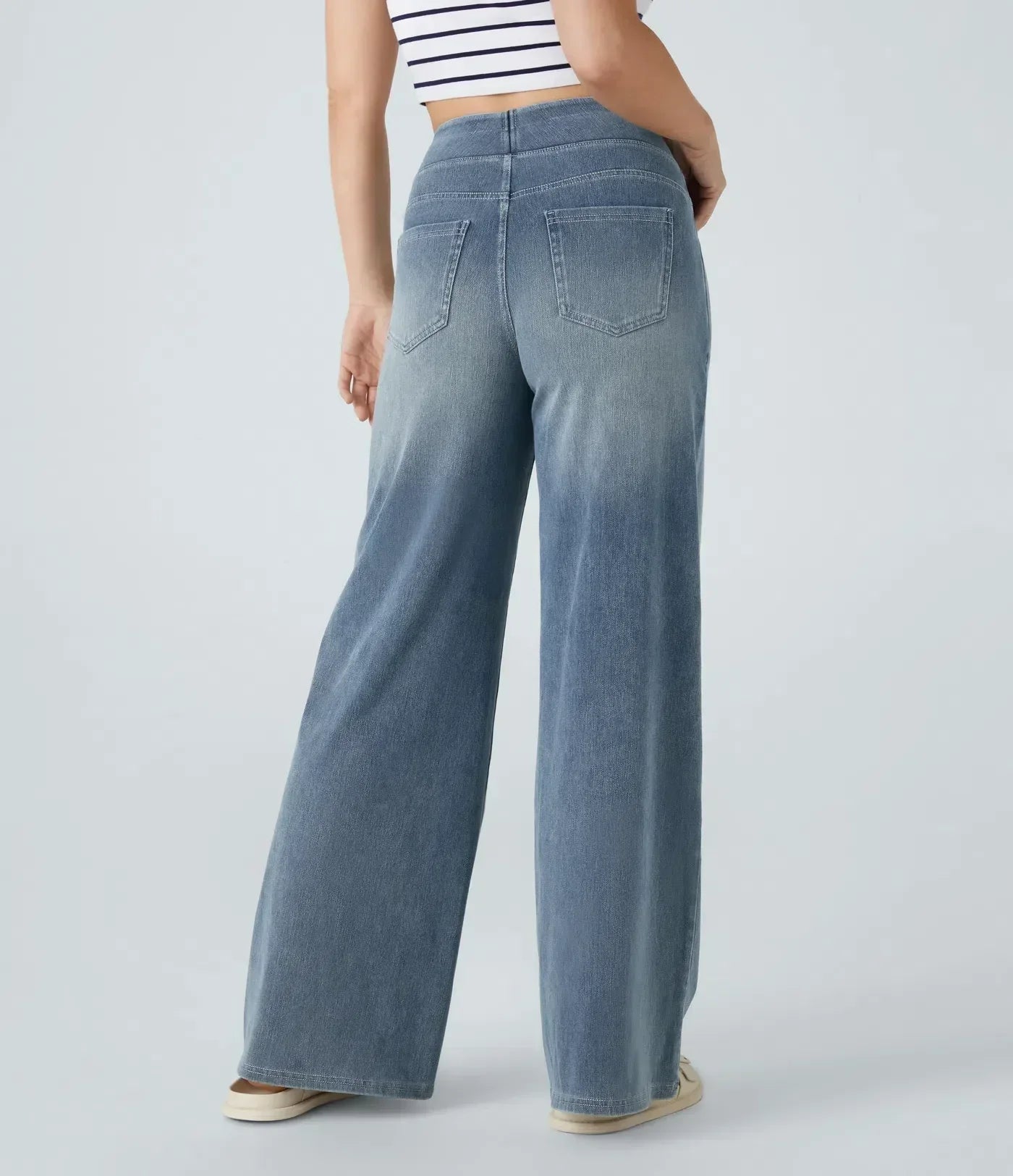 Pantalon confort élégant Eva de Danoir Paris en tissu bleu foncé, coupe moderne et finition soignée.