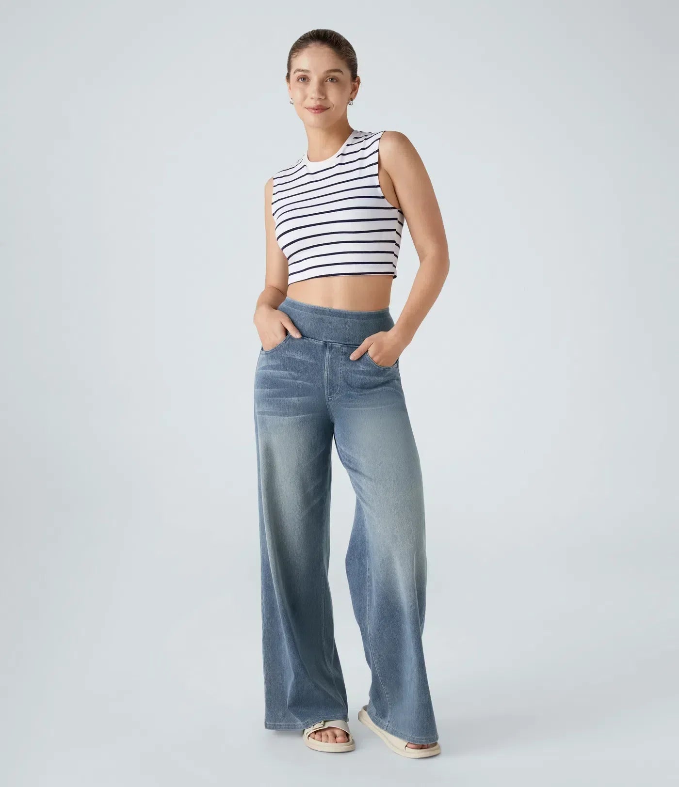 Pantalon confort élégant Eva de Danoir Paris en tissu bleu foncé, style moderne et ajusté, pour un look chic et décontracté.