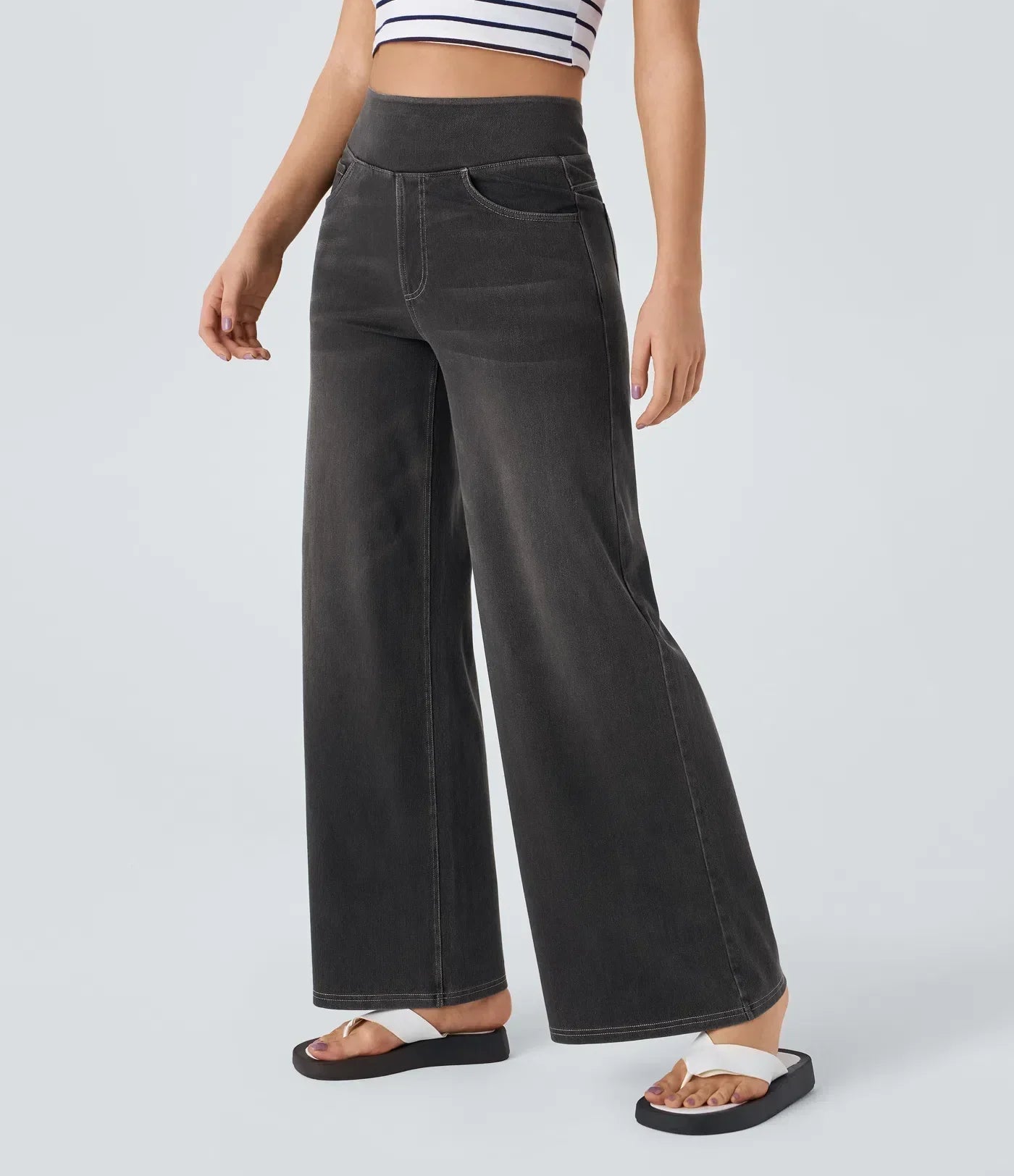 Pantalon confort élégant Eva de Danoir Paris en tissu bleu foncé, style chic et moderne, vue de face.