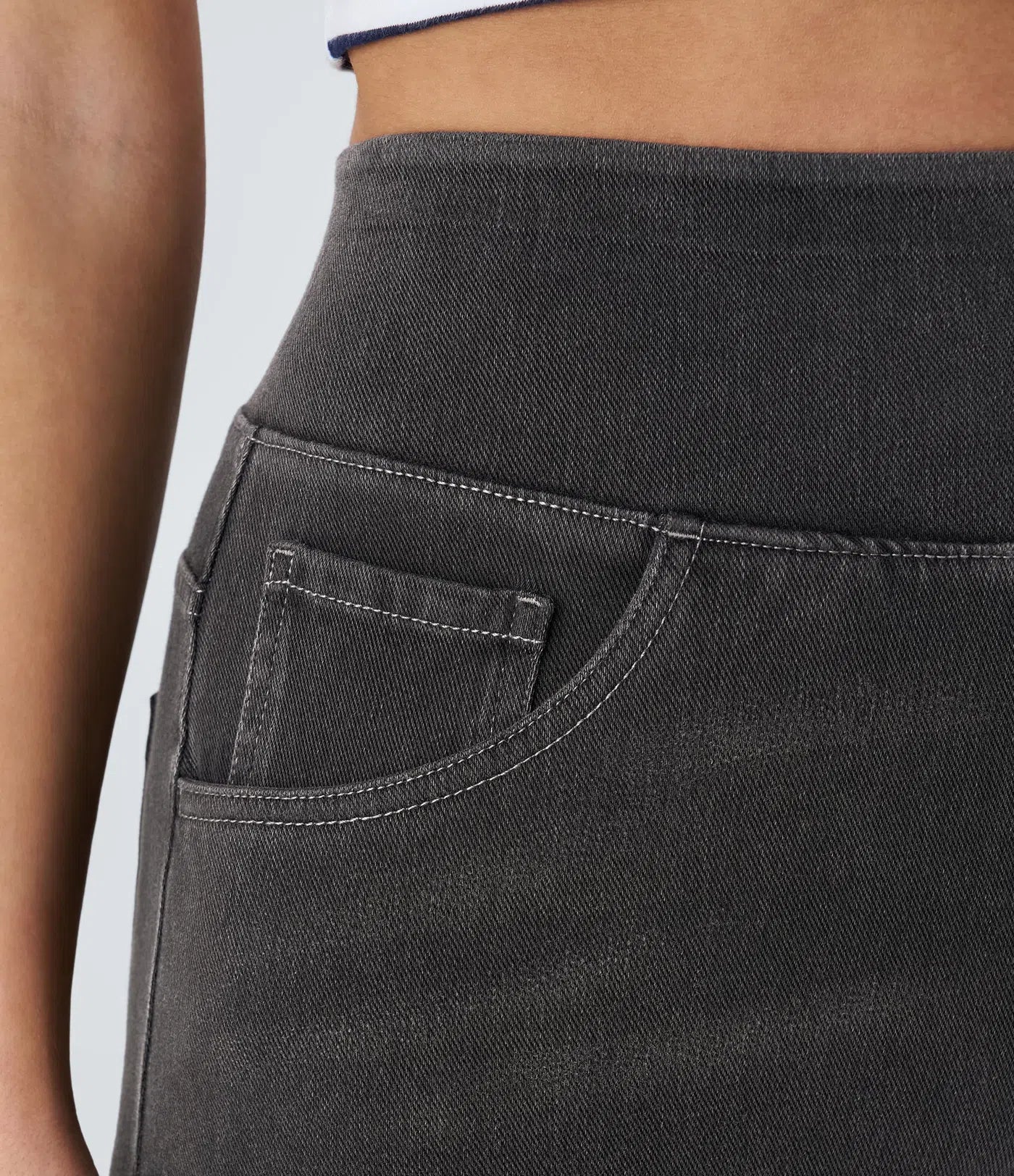Pantalon Eva Danoir Paris en bleu foncé, style confortable et élégant, vue de face sur un mannequin.