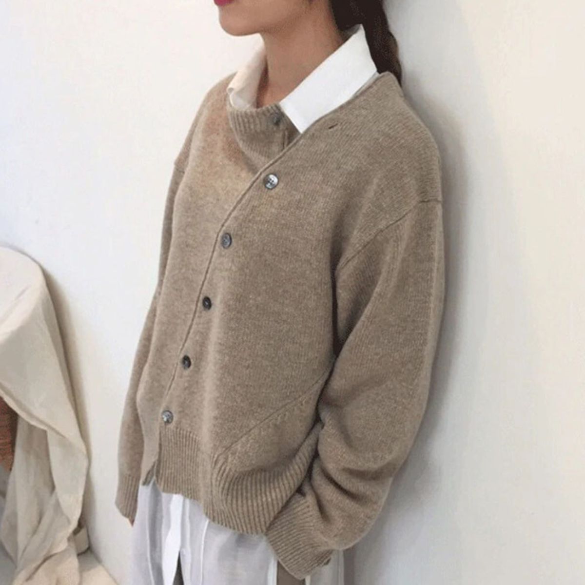 Pull en cachemire marron Liesel de Danoir Paris, élégant, manches longues, finition douce et raffinée, porté sur un mannequin.