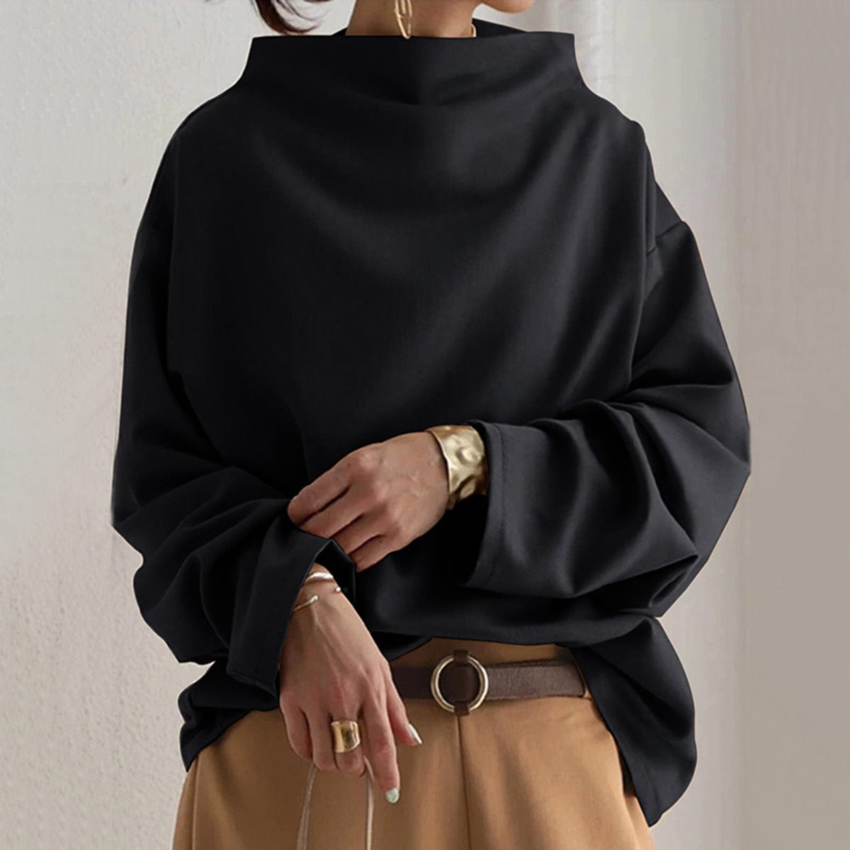 Haut montant chic Danoir Paris Elly FR1114 noir porté, en tissu élégant avec détails sophistiqués, vue de face.